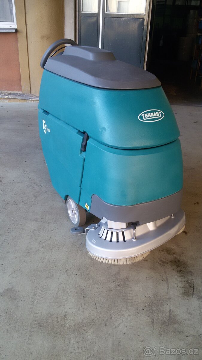 Podlahový mycí stroj Tennant T5 Disk 70 s vlastním pojezdem - 2