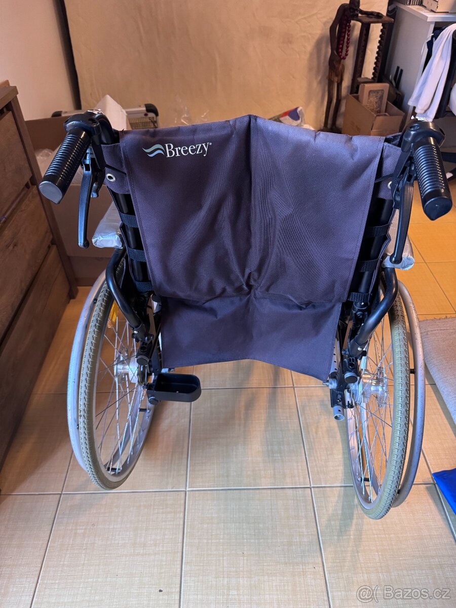 Invalidní mechanický skládací vozík Breezy - 2