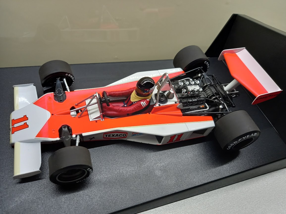 F1 MCLAREN FORD M23 1976 JAMES HUNT MINICHAMPS 1:18 č.2 - 2