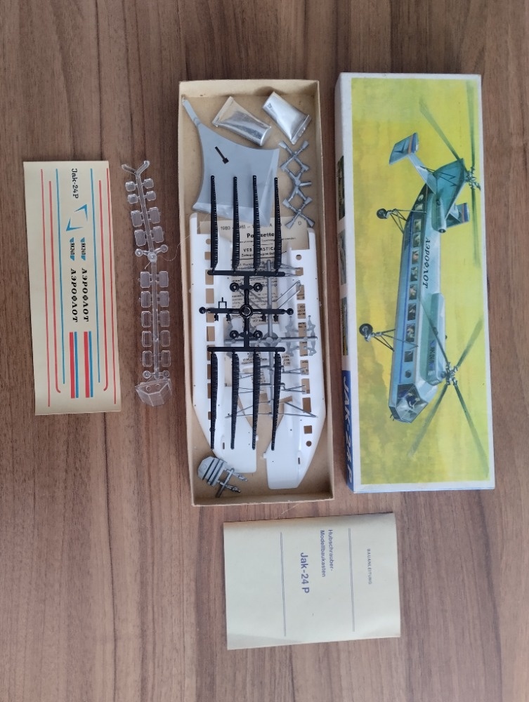 Modely letadel , dopraváky, vrtulníky,plastové stavebnice. - 2