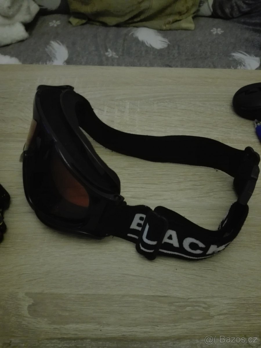 Lyžařská helmu a brýle - 2