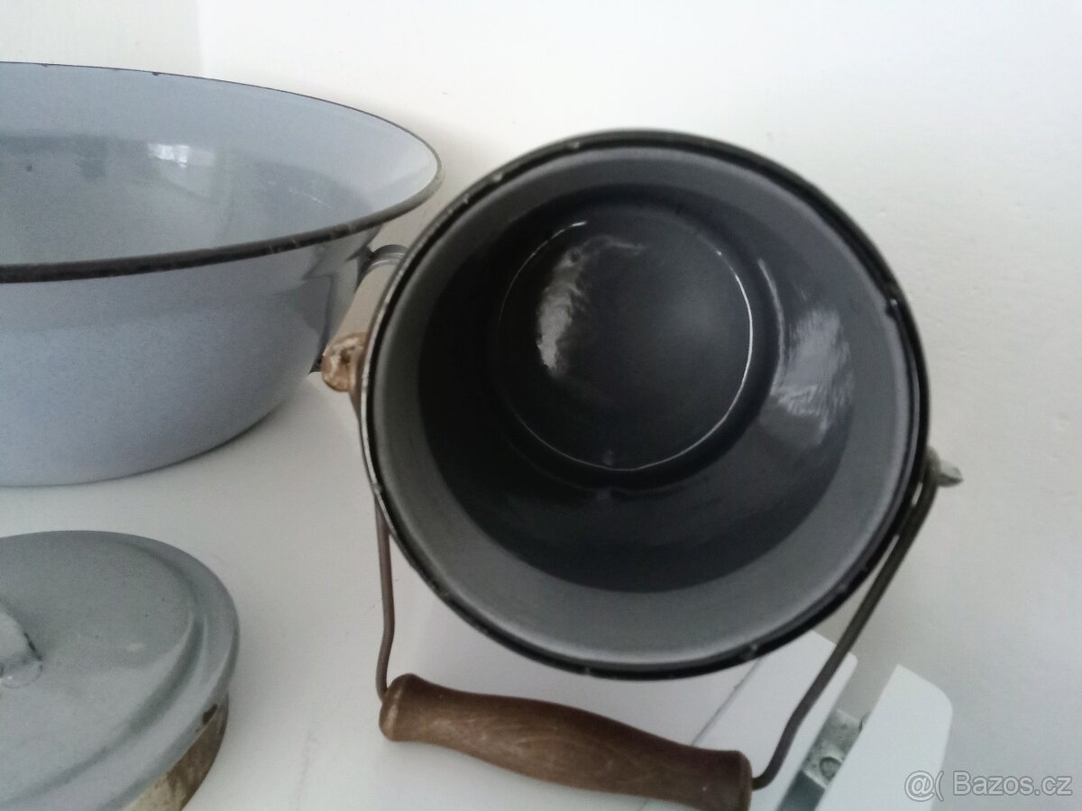 Staré, šedé, smaltované nádobí - 2