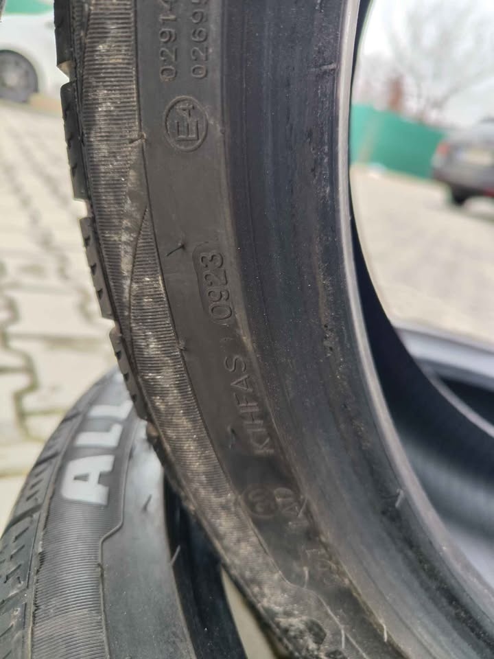 Celoroční pneu 225/40 R18 - 2