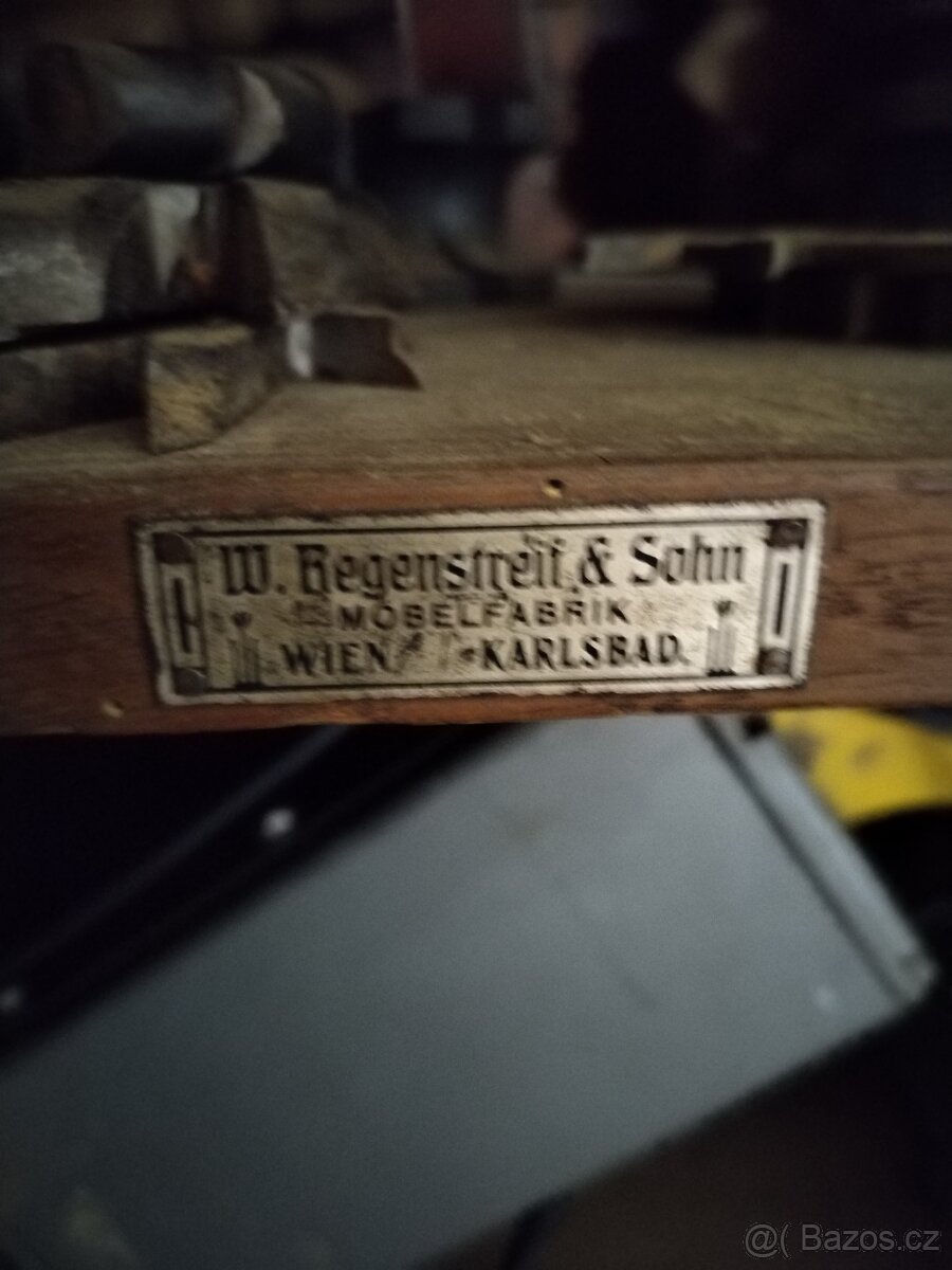 Staroužitnou skříň, komoda. - 2