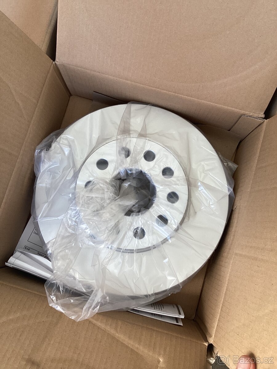 Přední brzdové kotouče a destičky Bosch na Škoda Octavia 3 - 2