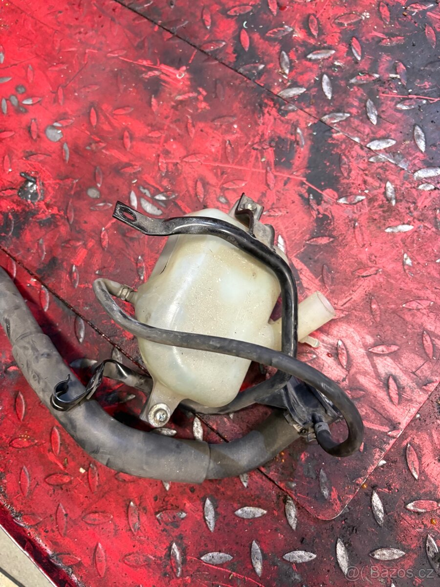 Suzuki Burgman 400 expanzní nádoba - 2