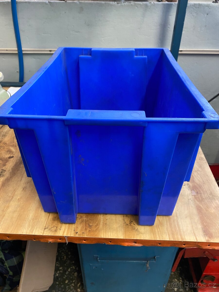 PLASTOVÉ PŘEPRAVKY , STOHOVATELNÉ - 2