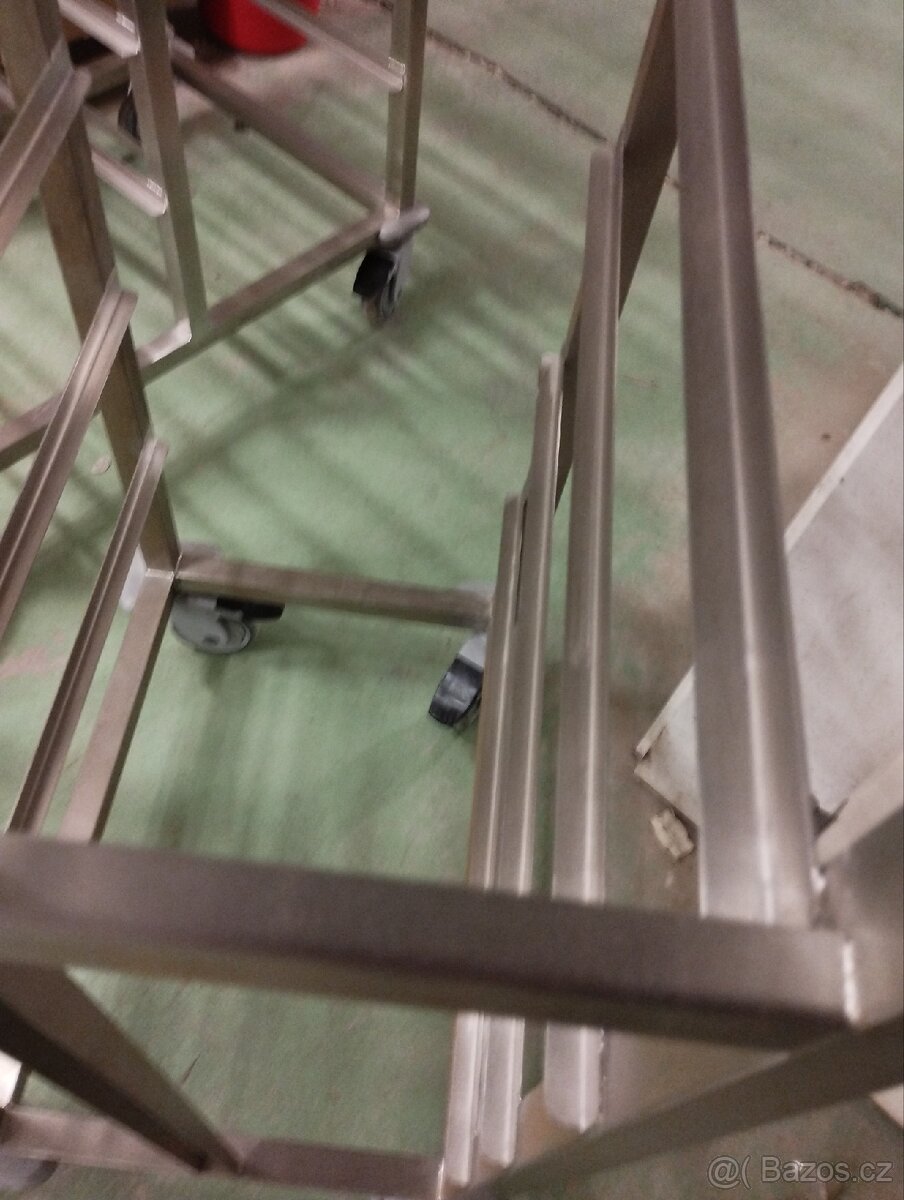 Nerezové poj.vozíky na táci. - 2