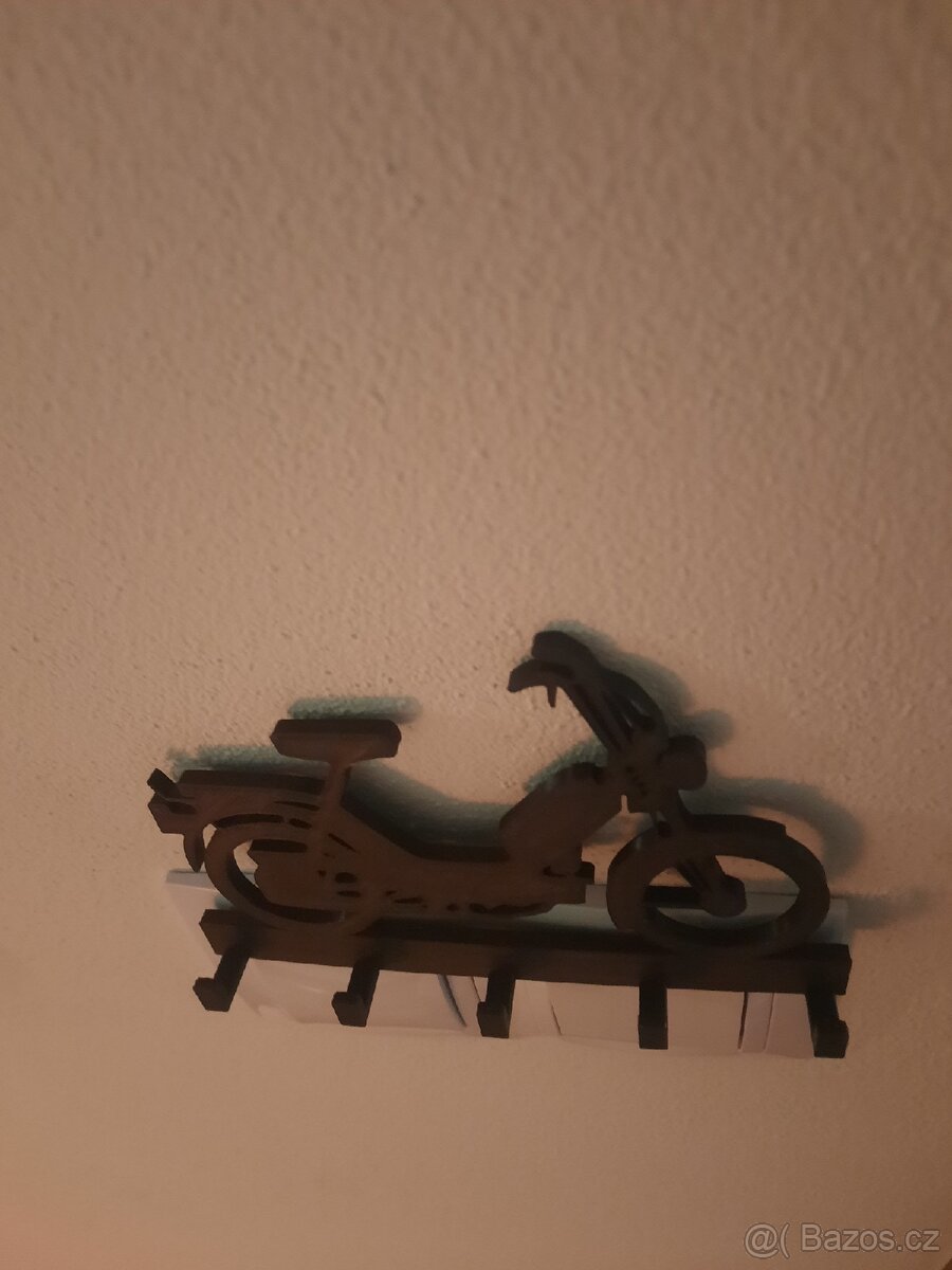 Stylový držák babetta na klíče - 2