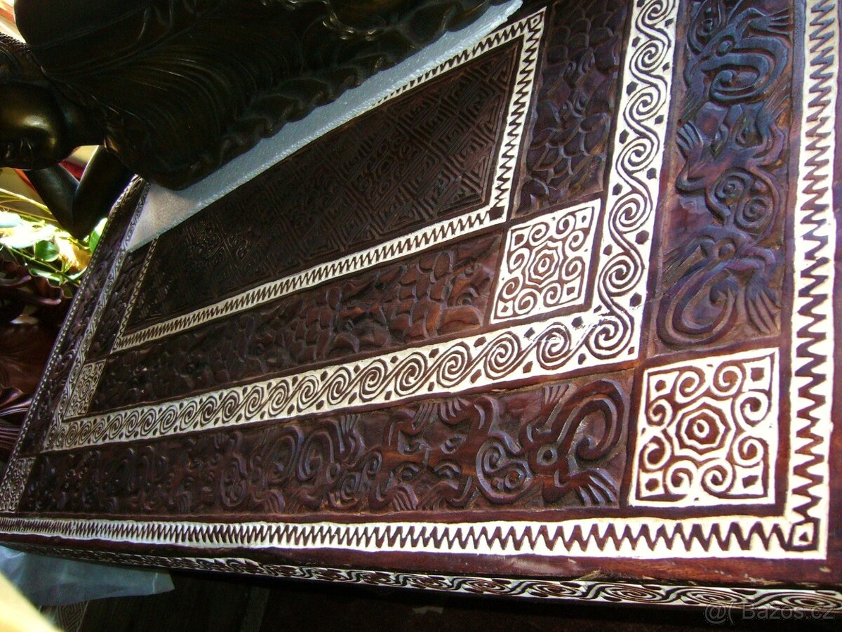 Stůl z červeného cedru vyřezávaný - 2