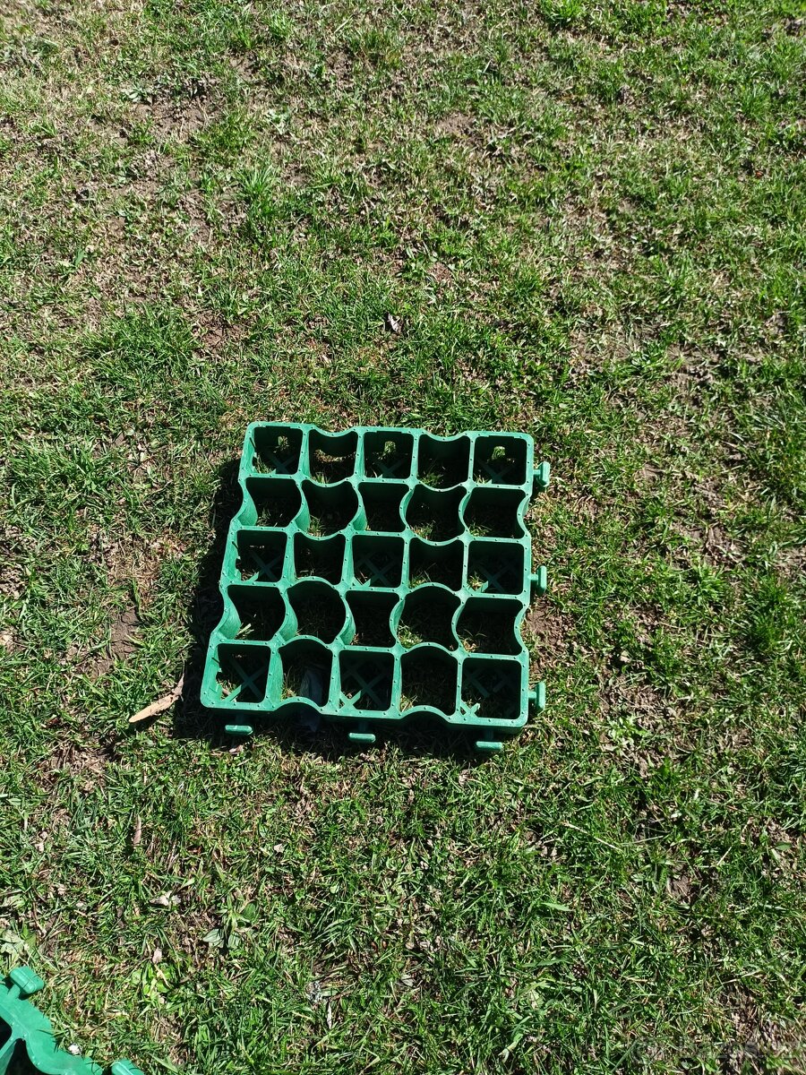 Prodám plastové zatravnovace - 2