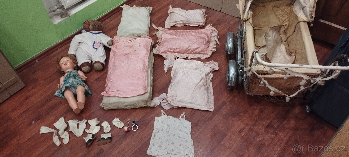 Stará panenka, medvěd (bručí), kočárek pro panenky + oblečky - 2