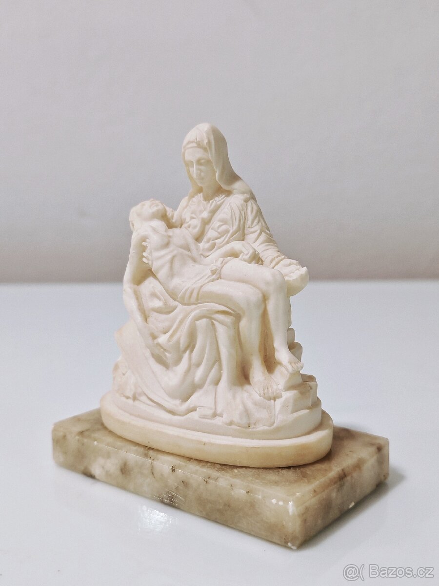 Soška alabastr Madona pieta - 2