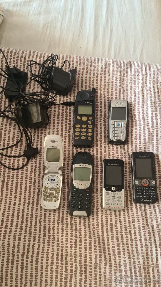 Různé mobilní telefony - 2