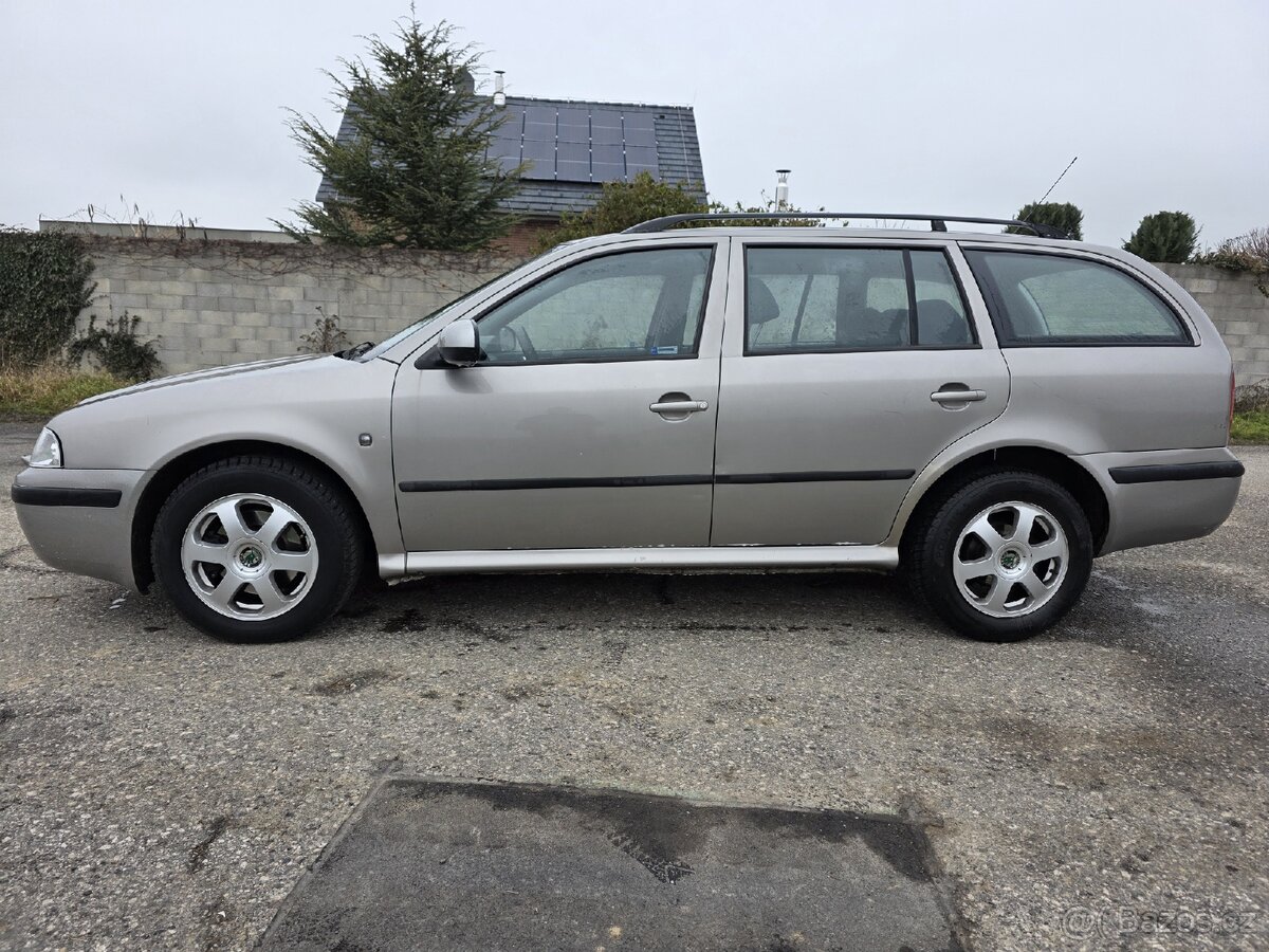 Škoda Octavia TOUR 12/2010 ČR TOP - 2