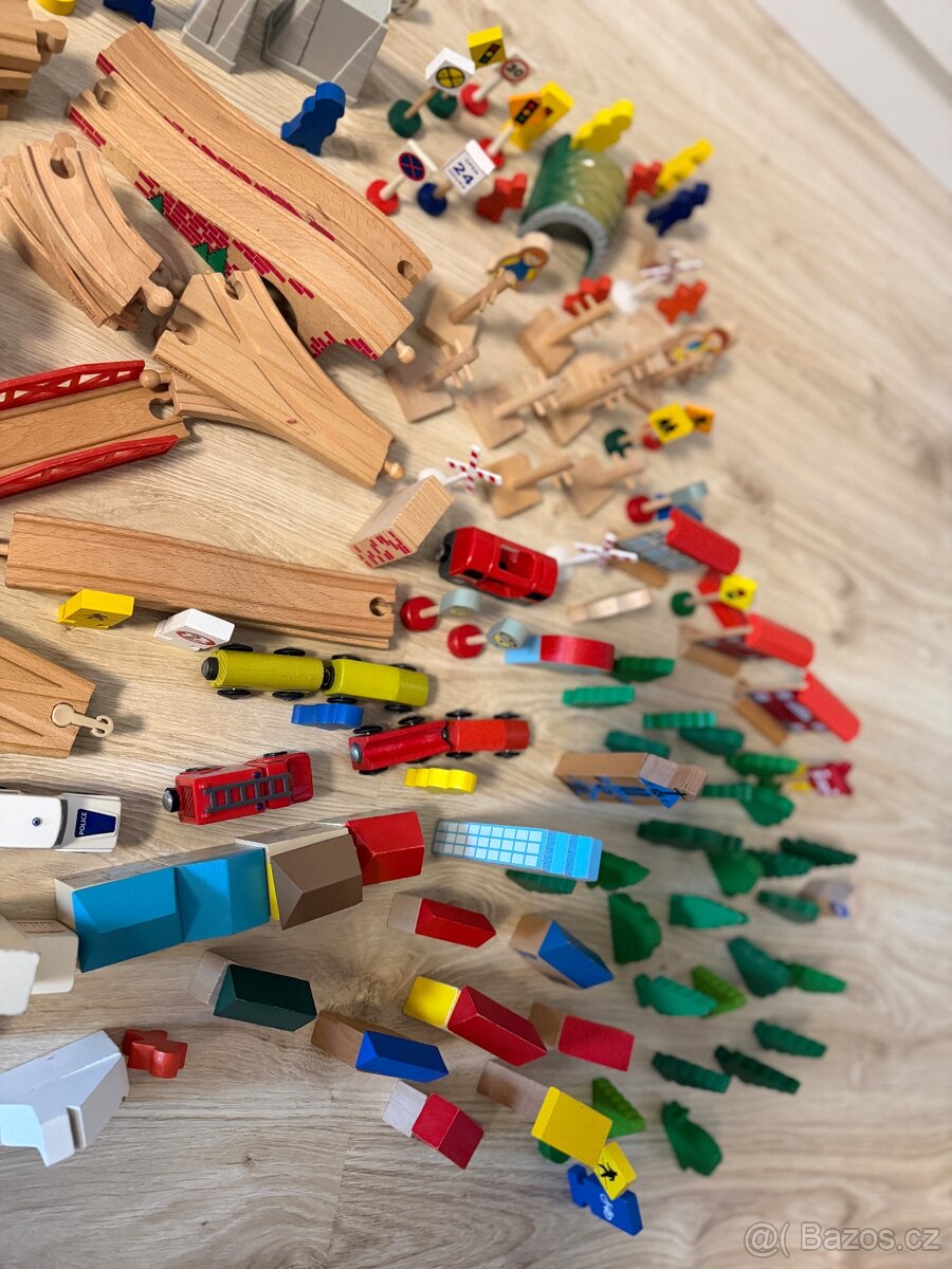 sada dřevěných kolejí + příslušenství, mašinky, vagony - 2