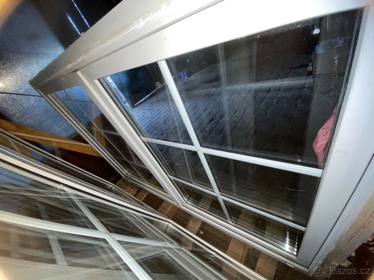 Okno plastové s mřížkou - 185x137 cm - 2