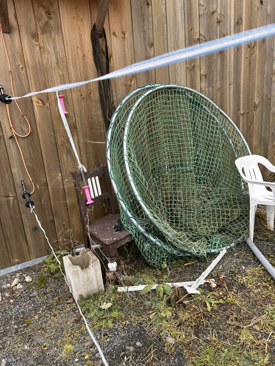 Příkrmiště pro koně - ZVON, plastové, průměr 163 cm, 4 místa - 2