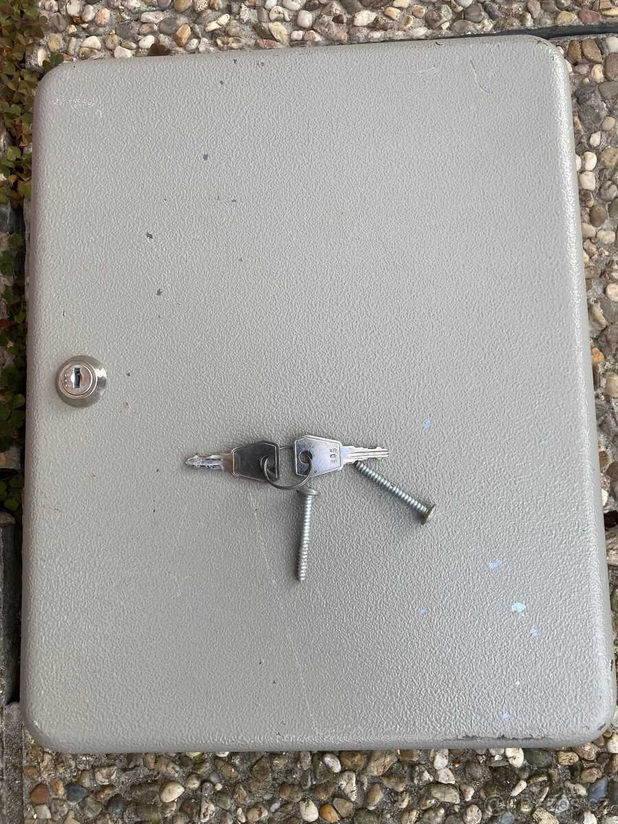 Skříňka na klíče nástěnná za 300 kč - 2