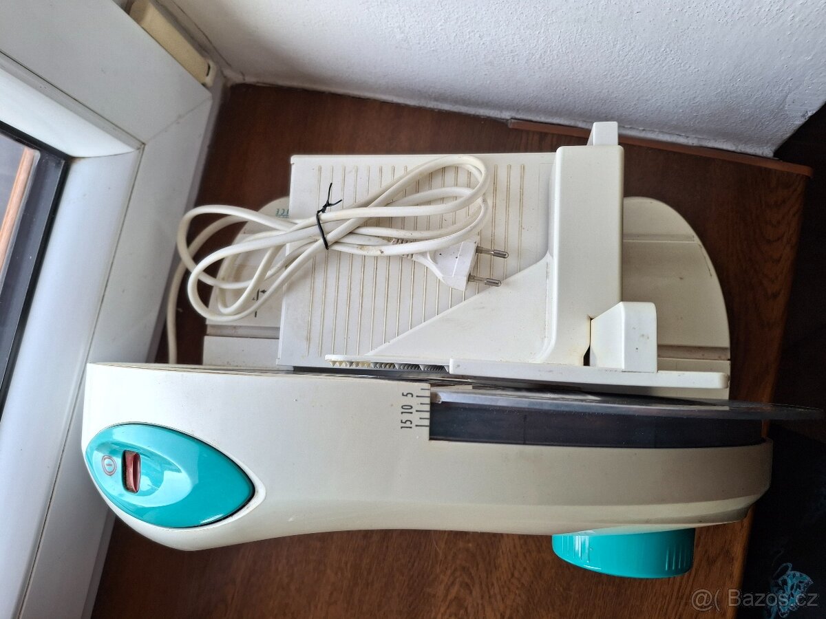 Elektrický kráječ na vše-dědictví. - 2