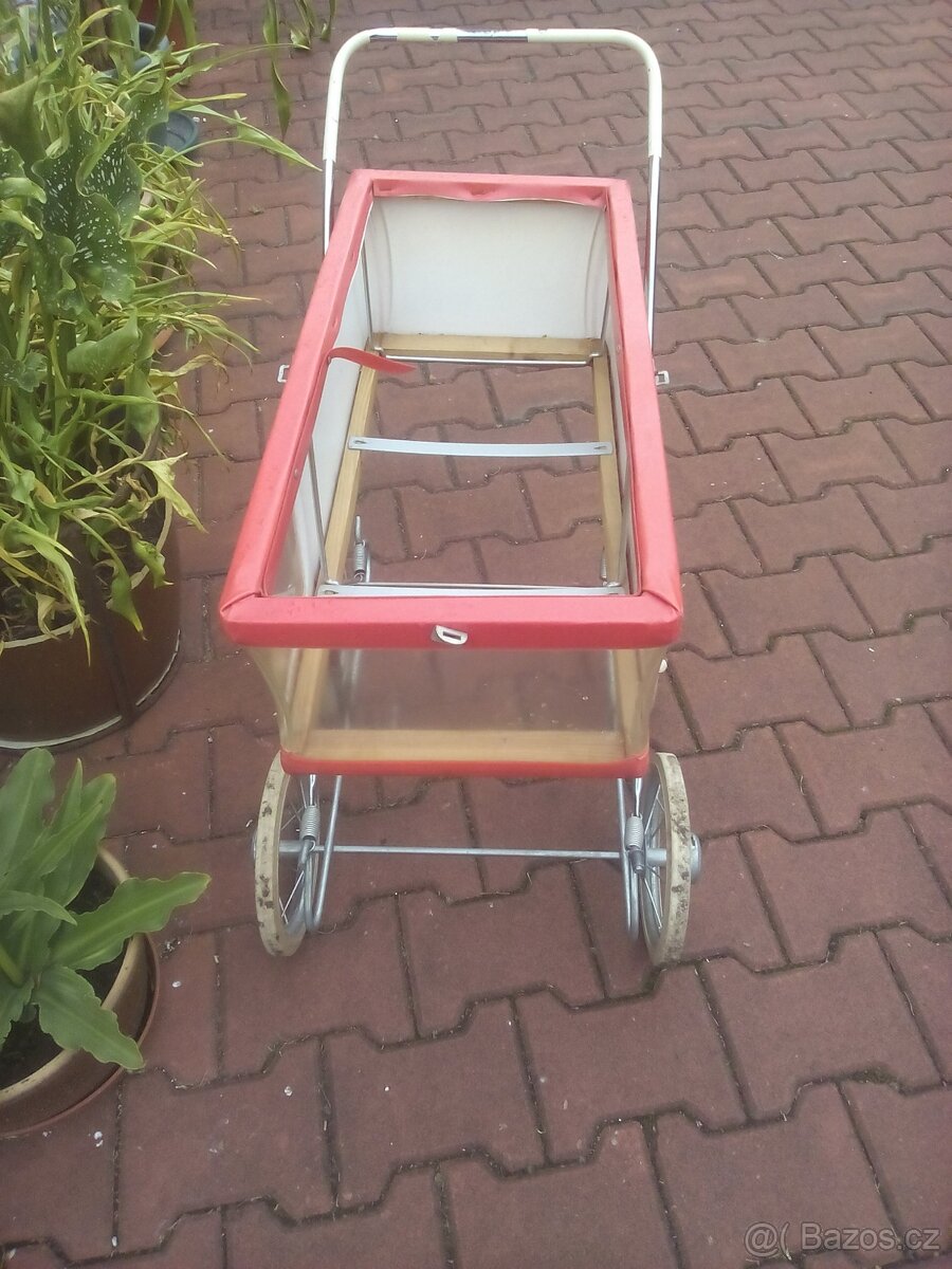 retro kočárek s okenkem pro panenky bez boudičky - 2