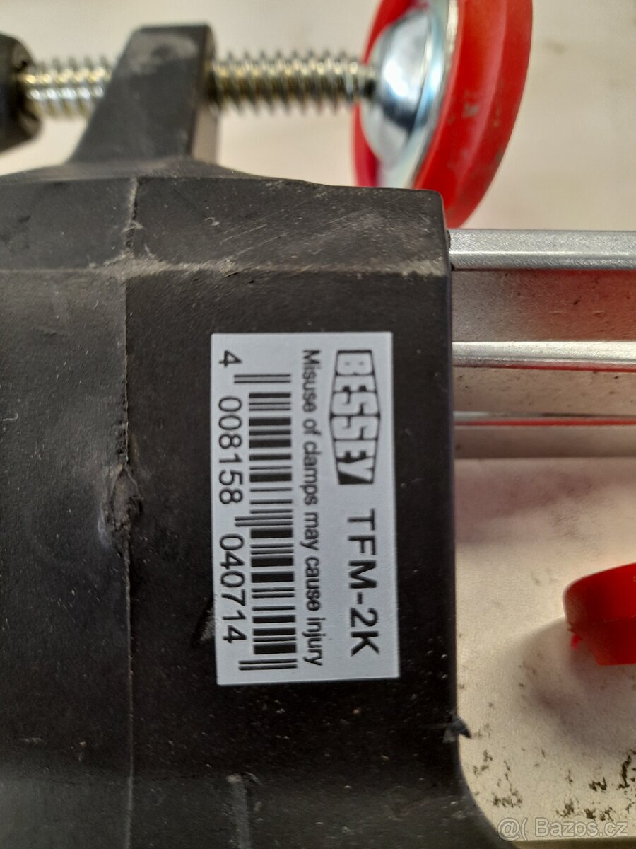 Svěrka na dveřní zárubně - 2