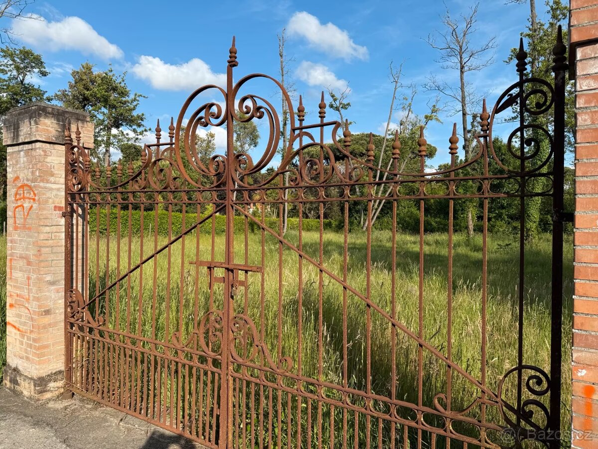 Starožitná masivní kovaná dvoukřídlá brána - 2
