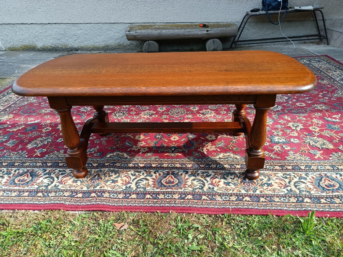 Rustikální konferenční stolek s trnoží . - 2