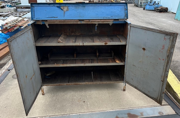 Zamykací regál. - 2