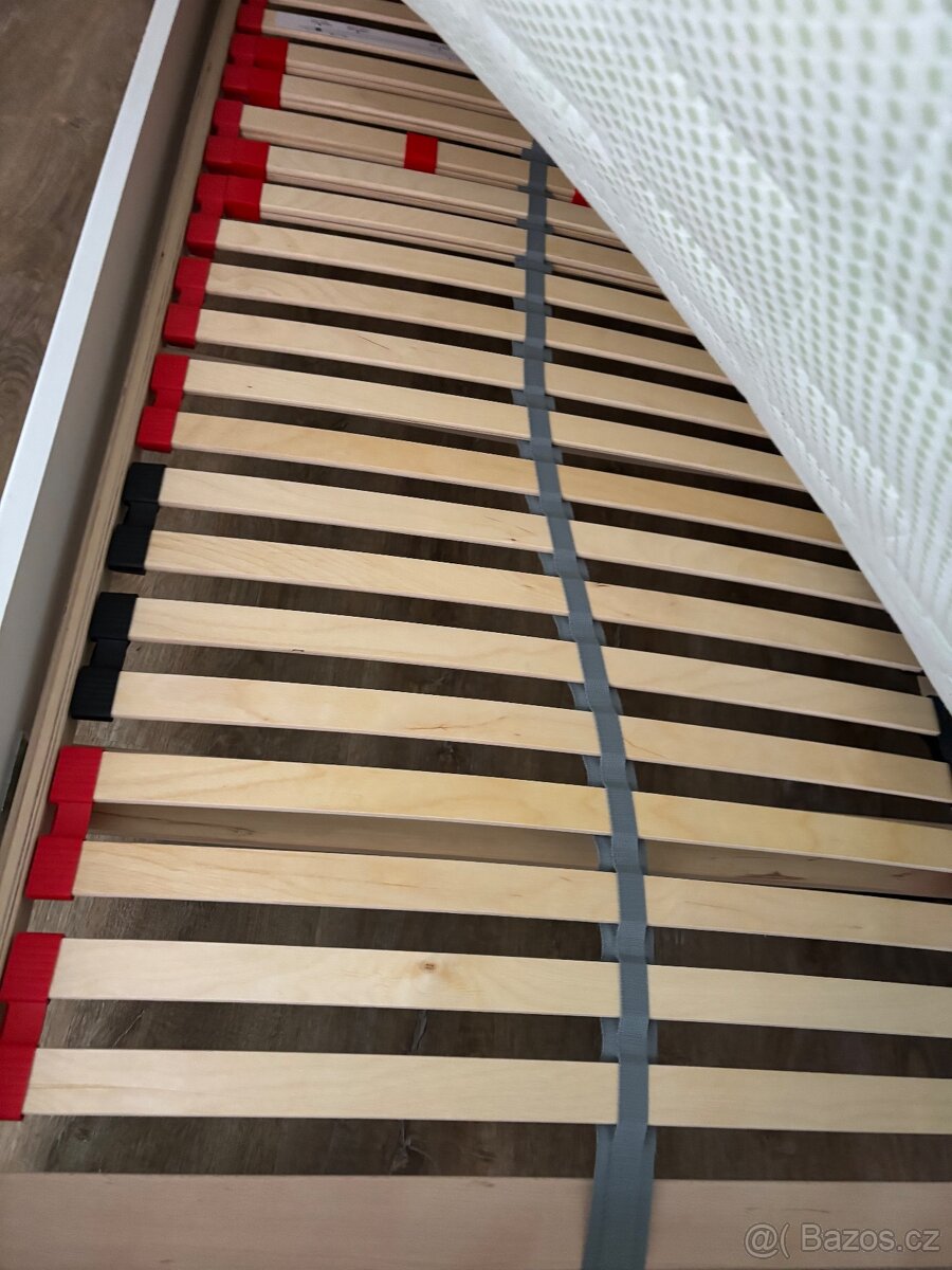 Krásná bílá postel s nočními stolky - 2