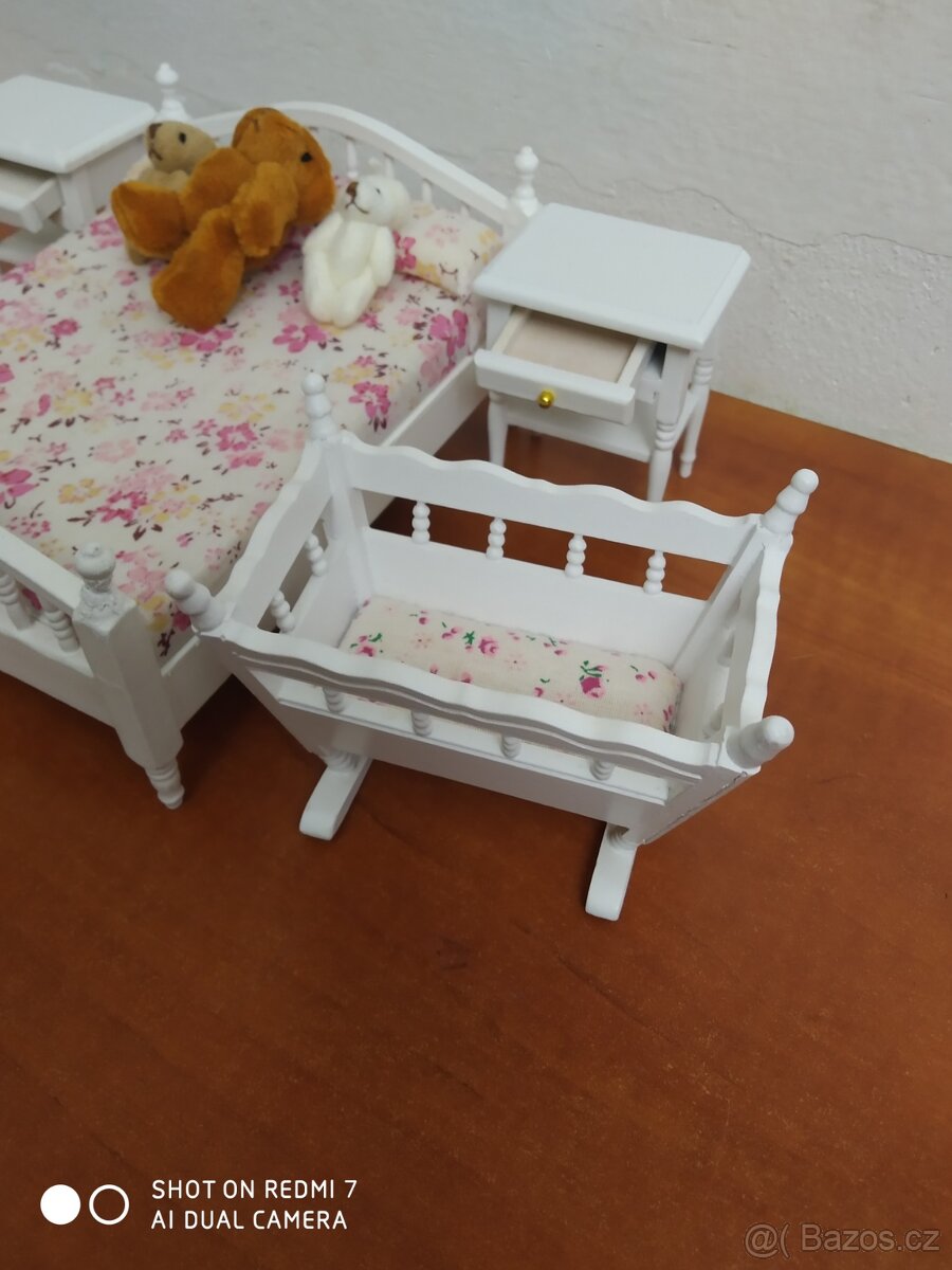 Nábytek pro panenky 1:12 postel kolébka stolek vše - 2