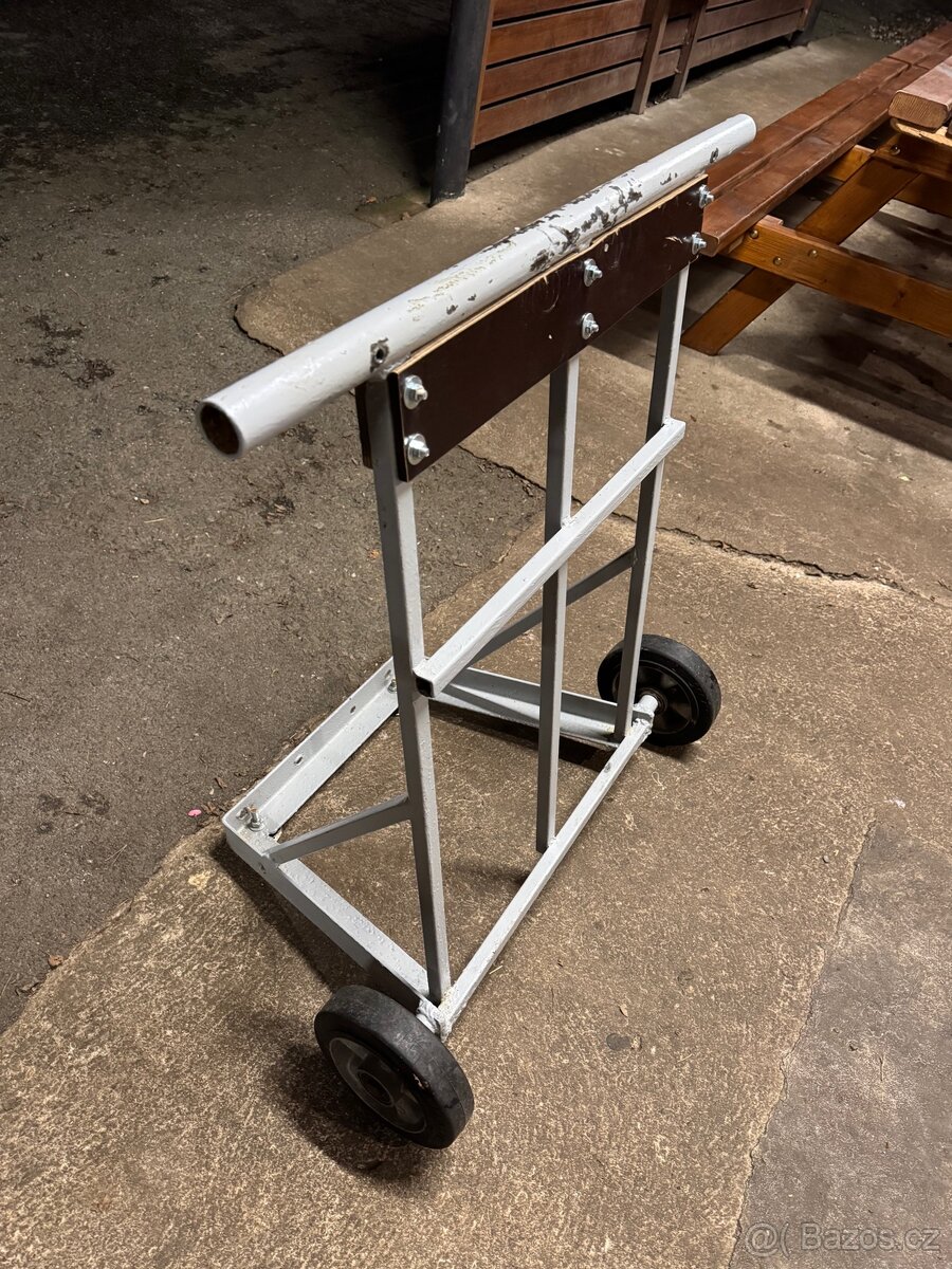 Pojízdný stojan na lodní motor - 2
