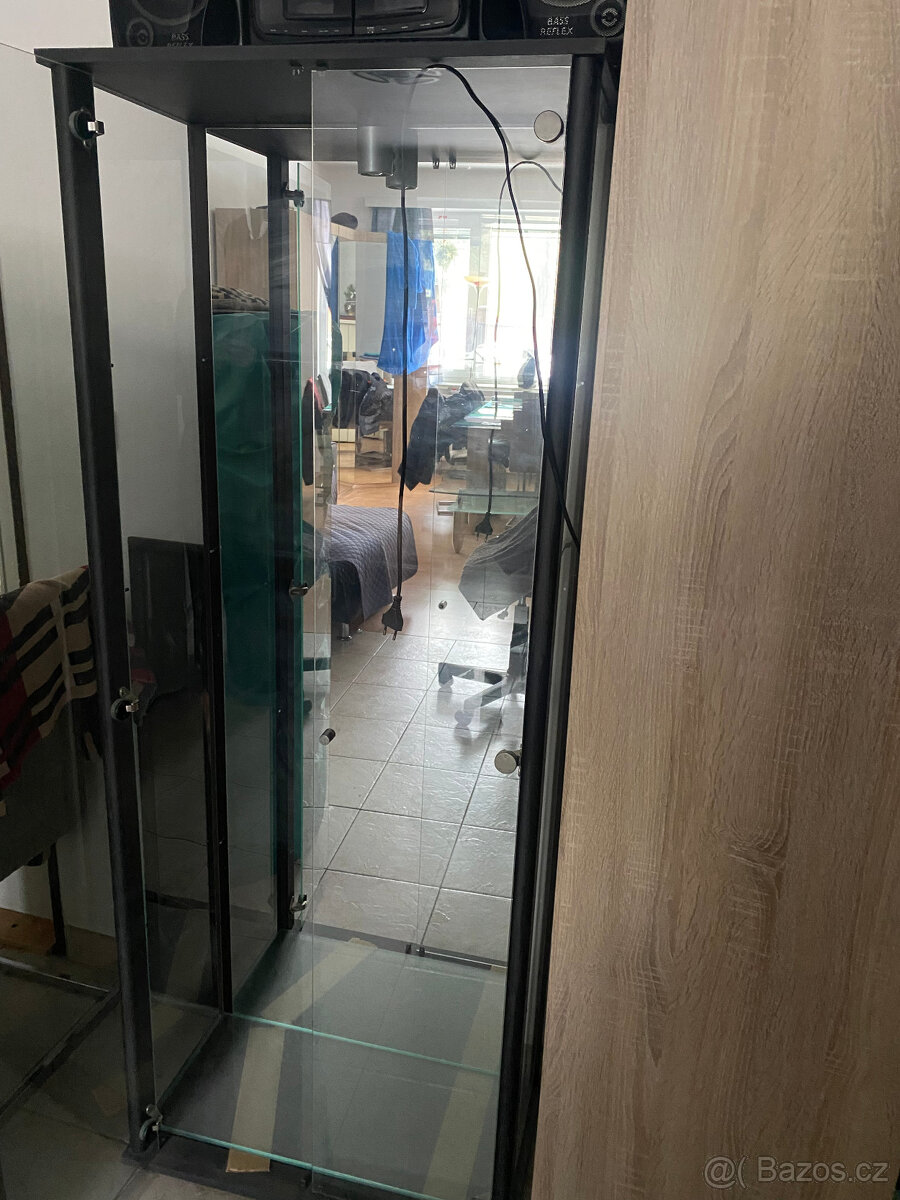 PRODÁM PROSKLENOU SKŘÍŇ -VITRÍNA - 2