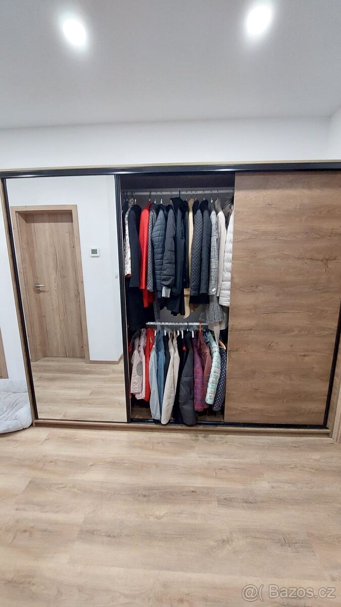 Šatní skříň. - 2