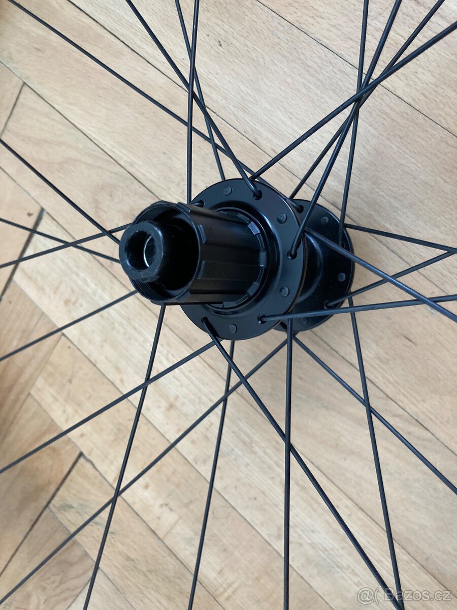 Prodam silnicni kola DT Swiss r470,plaste Hutchinson - 2