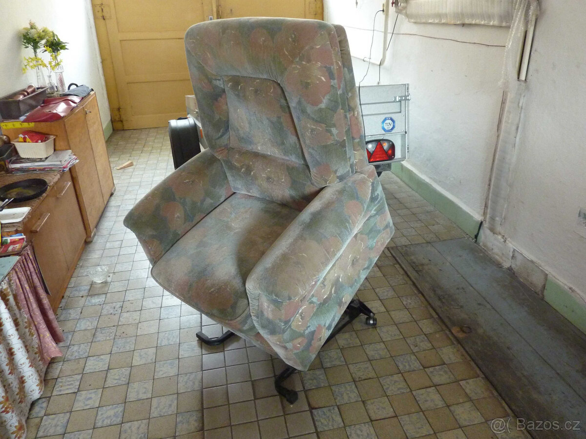 Elektricky polohovatelné křeslo s asistentem vstávání - 2