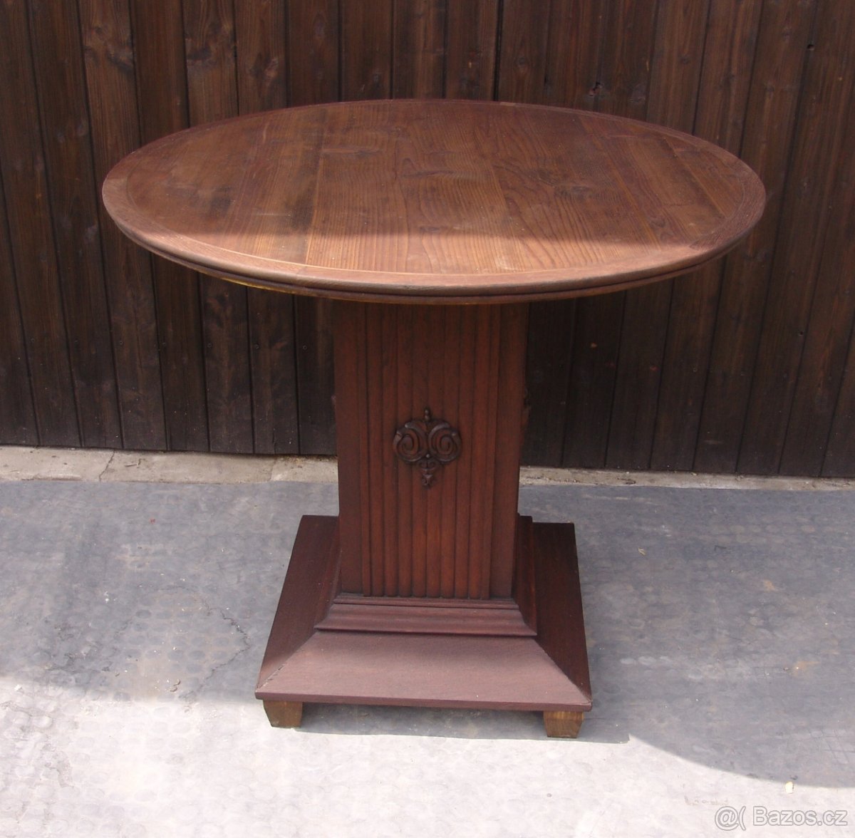 Starožitný stůl s řezbou - 2