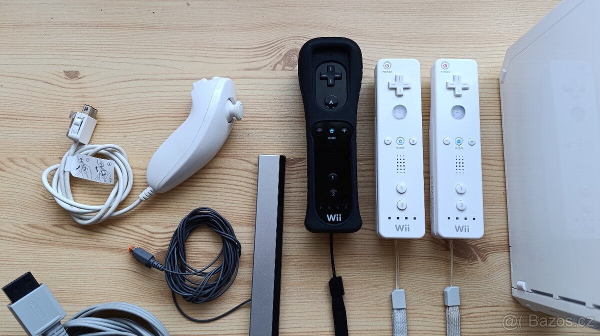 Nintendo Wii + 3 ovladače, 2 volanty - 2