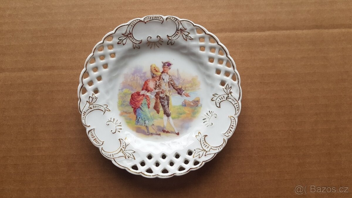 Staré 4 ks mělké porcelánové desertní talíře, - 2