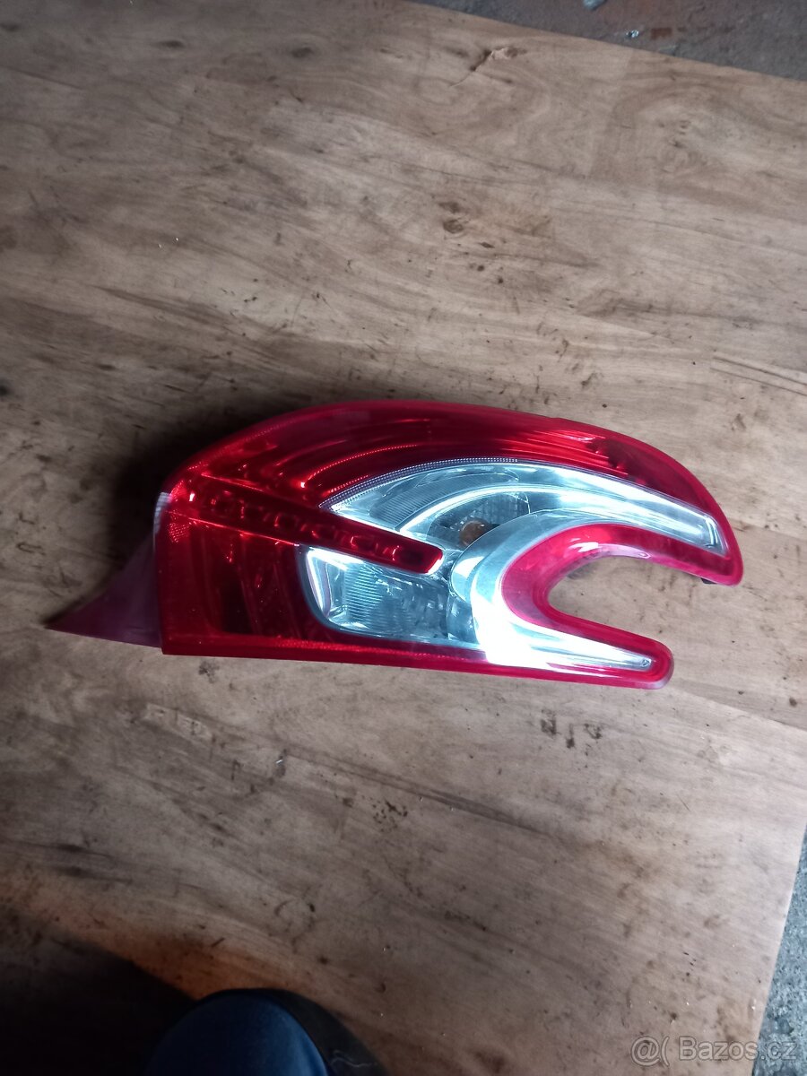 Zadni pravy svetlomet Peugeot 208 1000kc - 2