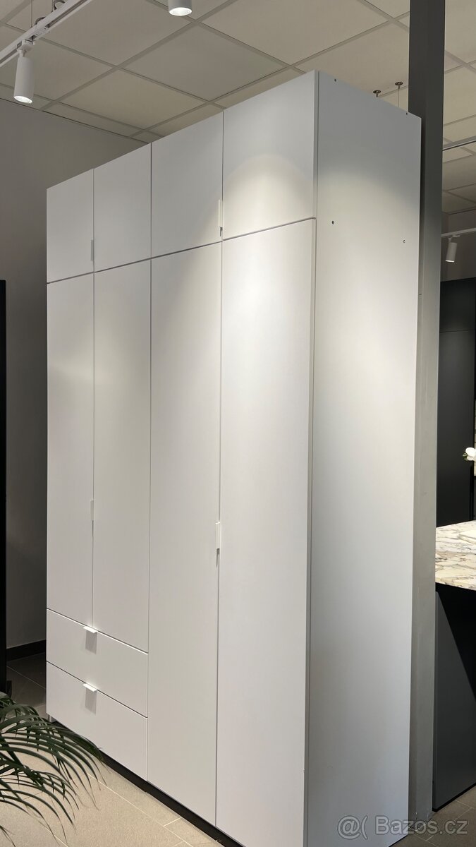 Bílá šatní skříň - 2