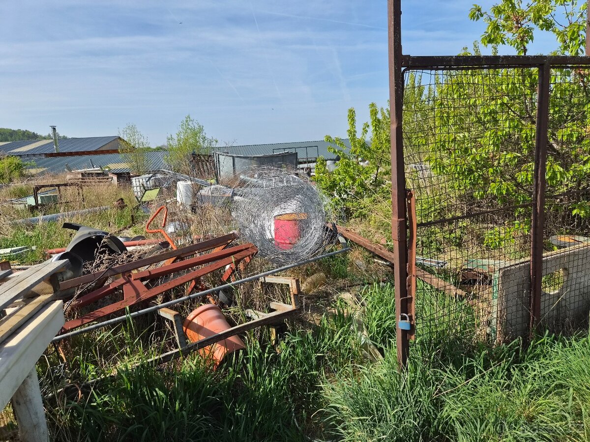 Různí kovový material - 2