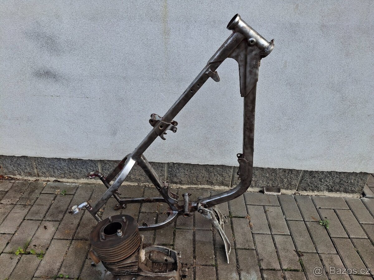 Jawa pérák rám s polomotorem - 2