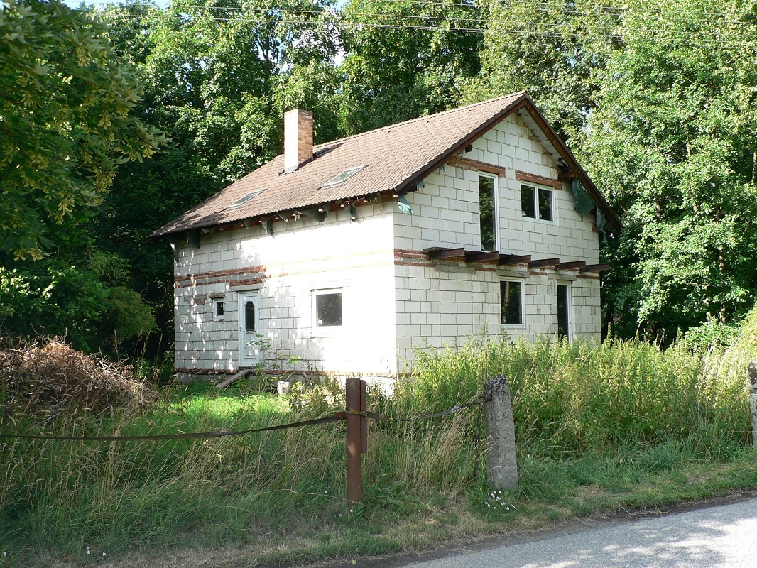 BEZDĚDOVICE - nedokončený RD - 2
