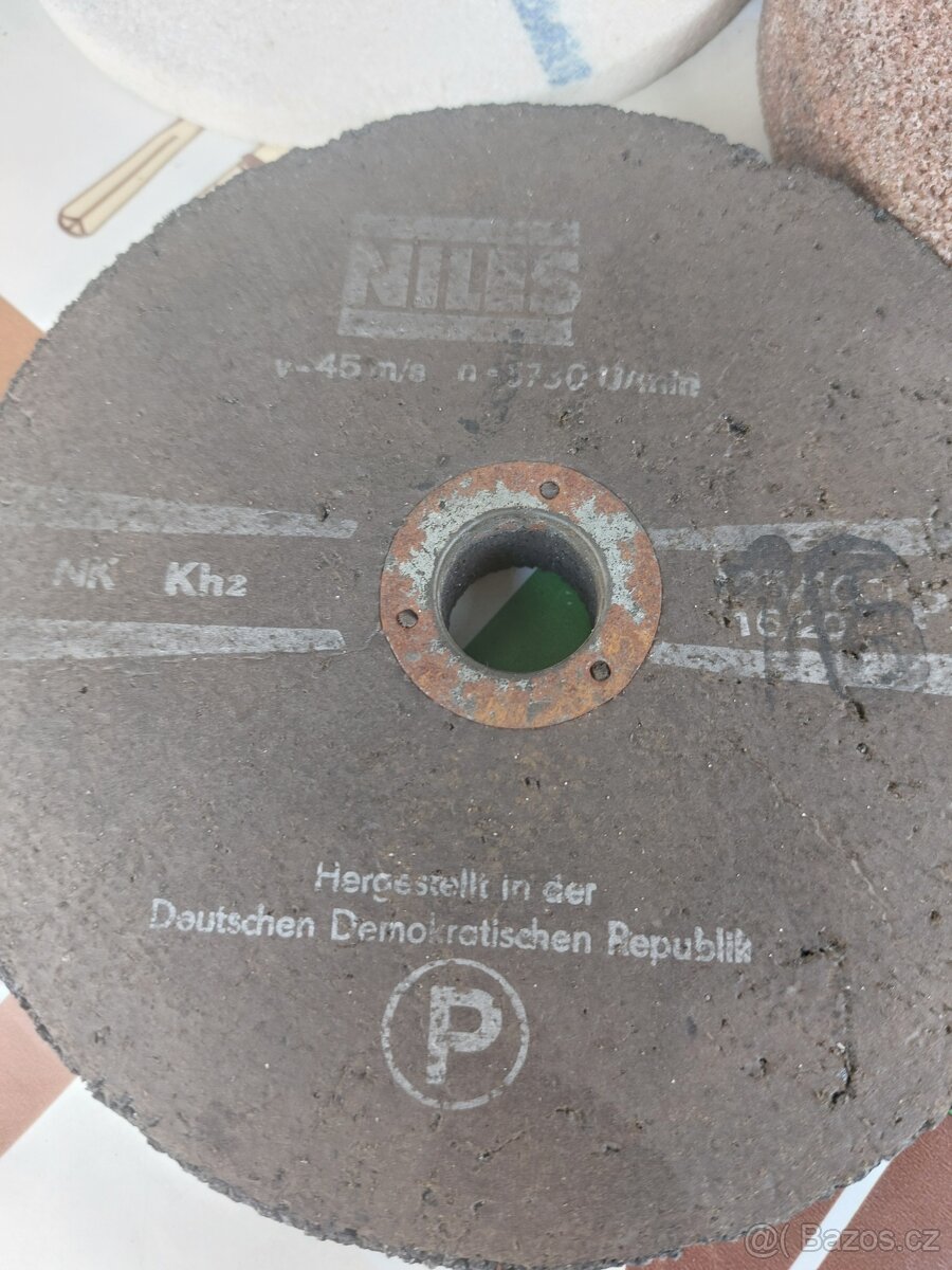 Tři brusné kotouče. - 2