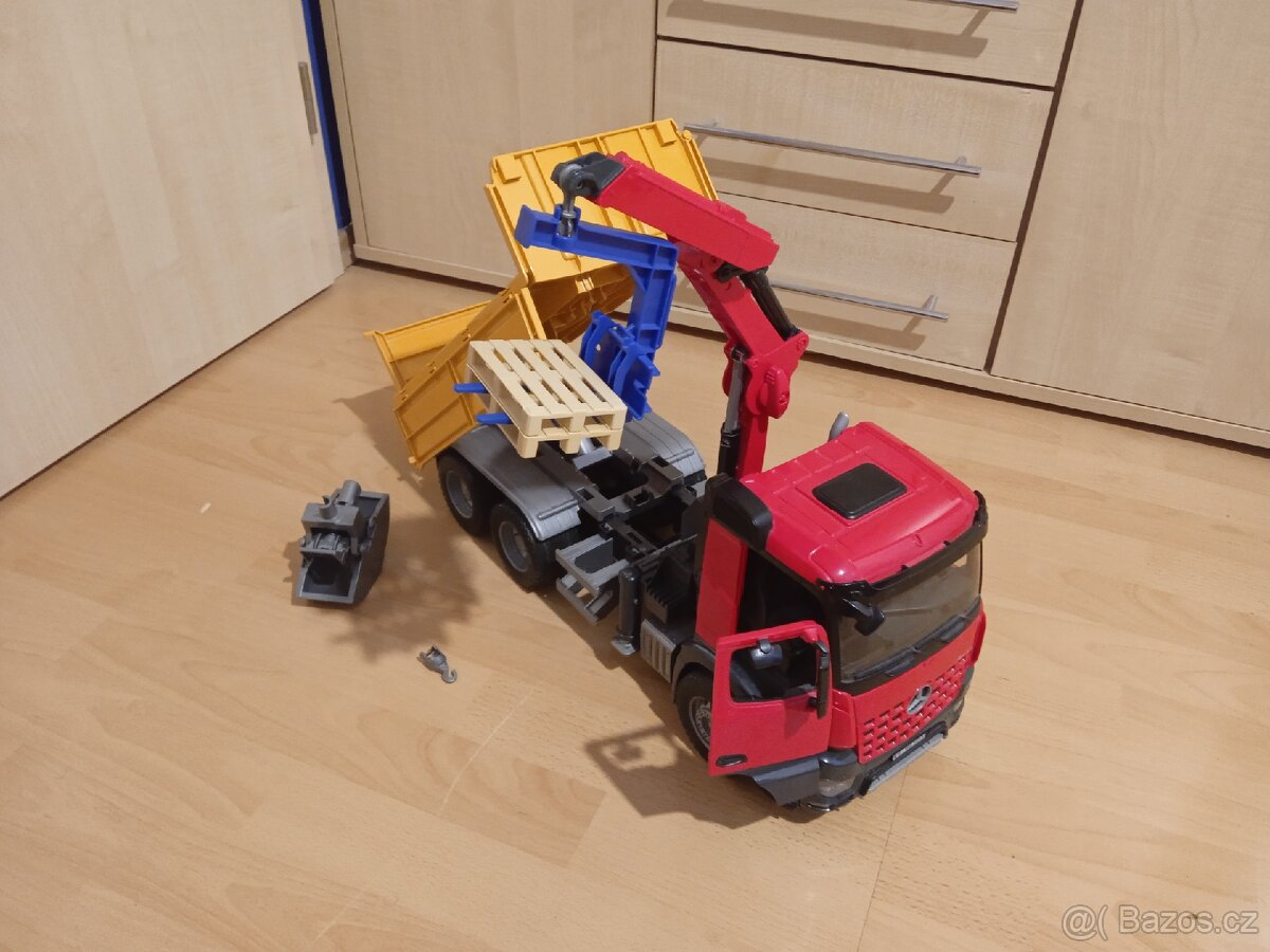 Bruder náklaďák mercedes arocs s hydraulickým ramenem - 2