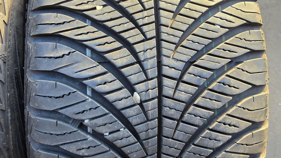 Celoroční pneu 215/55/17 Good Year - 2