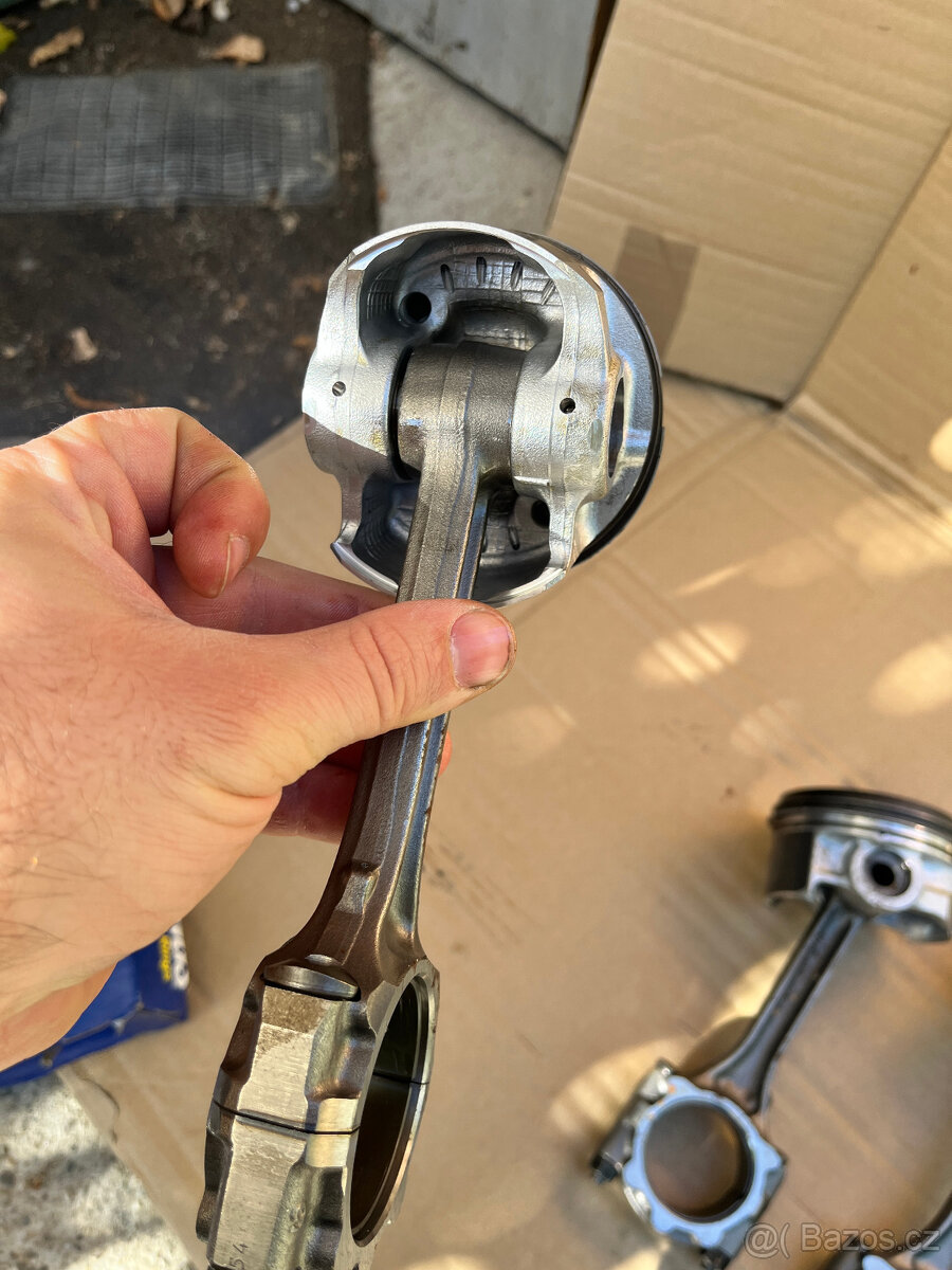 Písty+ojnice EVO 7 - 2