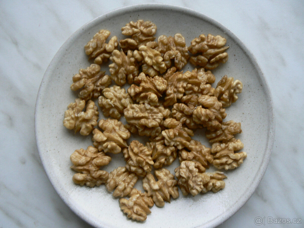 Loupané vlašské ořechy - - viz text - 2