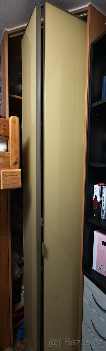 Rohová vestavěná skříň - 2